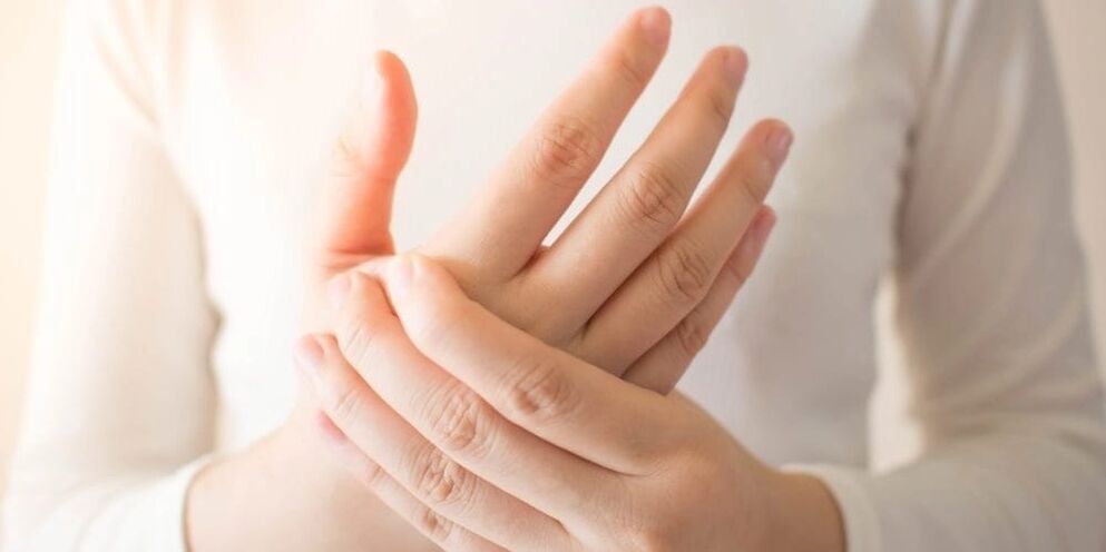 With gout, sharp pain occurs in the joints of the fingers, accompanied by bone growths on the phalanges.