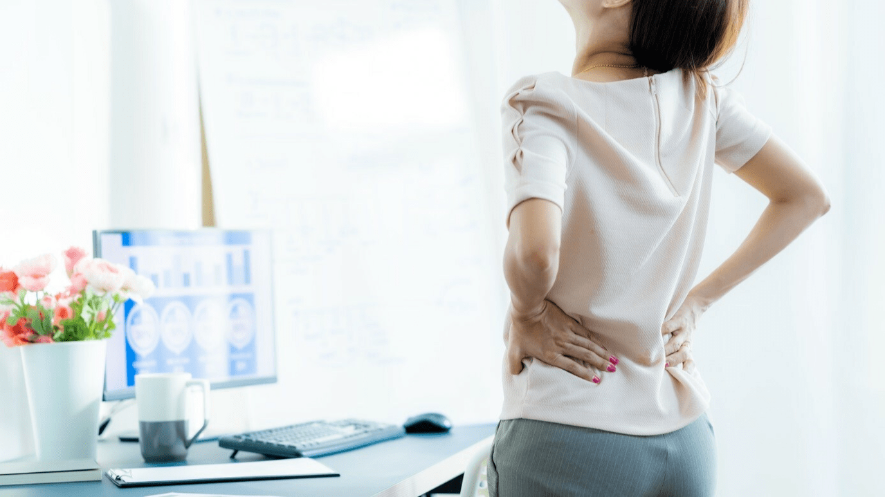 Osteochondrosis of the lumbar spine is accompanied by pain and discomfort in the lumbar region.